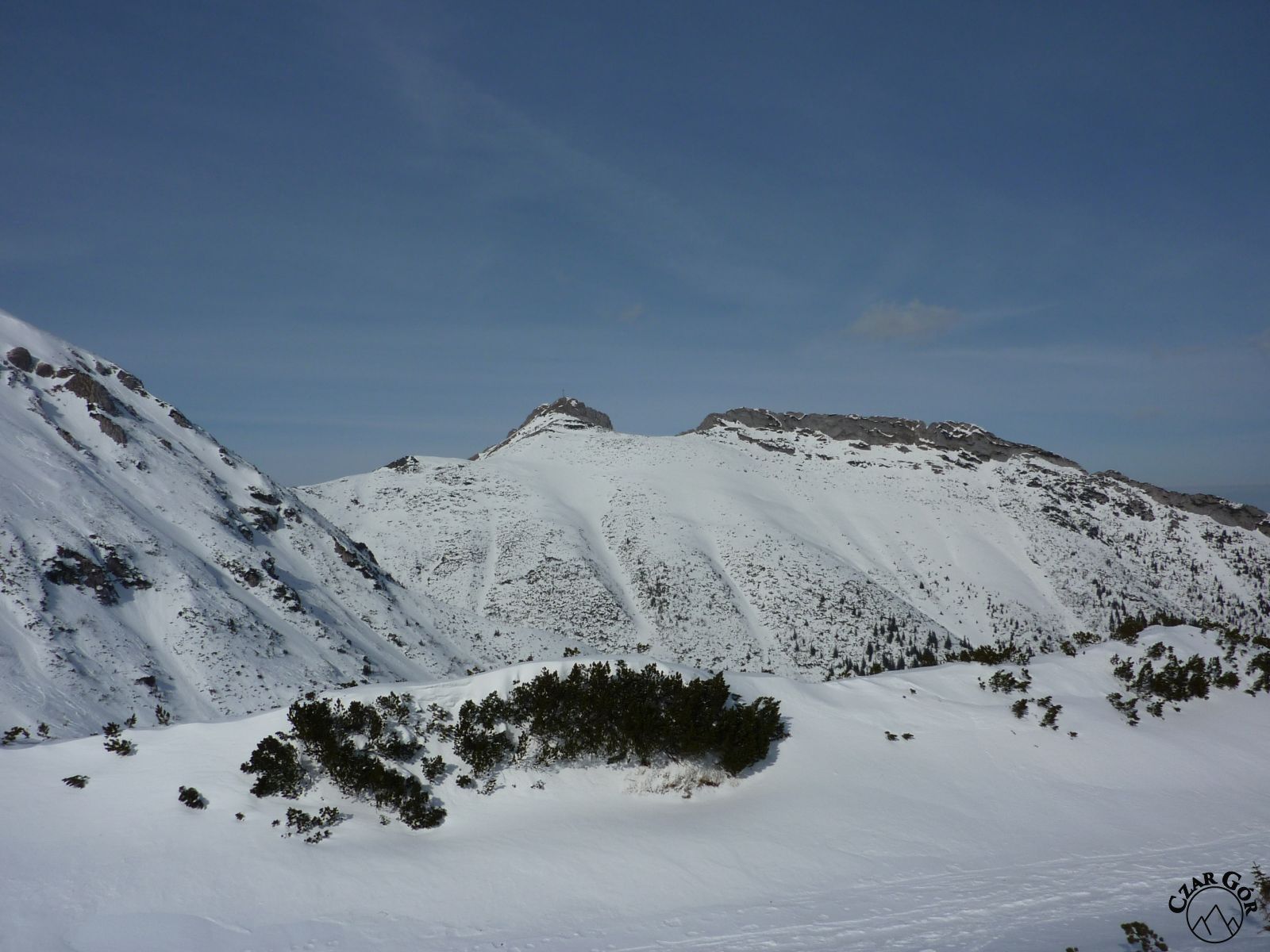 Wycieczka skitourowa na Łopatę. W Dolinie Kondratowej, widok na szczyt Giewontu i Długi Giewont