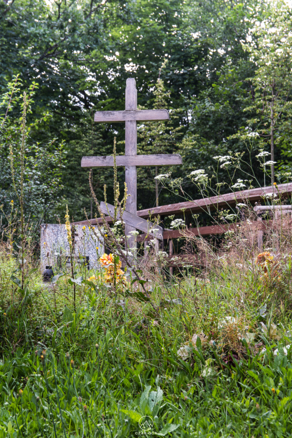 Przycerkiewny cmentarz. Cerkiew św. Łukasza Apostoła w Kunkowej